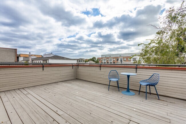 Building Photo - Henderson Ave Townhome with Rooftop Skyline Views