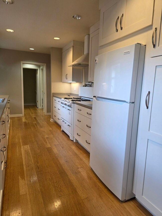 Building Photo - 1545 Brookside Dr