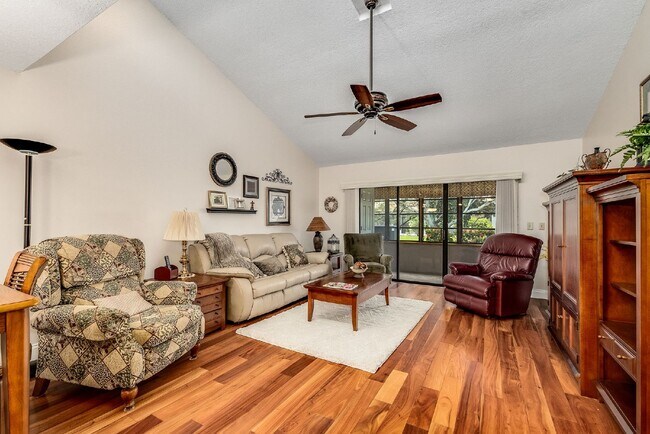 Building Photo - Fully furnished Beachside townhome