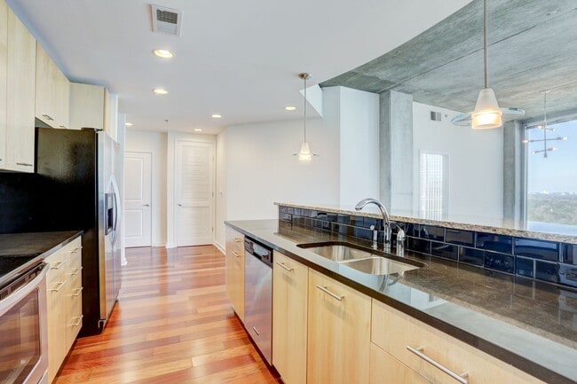 Building Photo - Gorgeous Two Bedroom Condo with Stunning V...