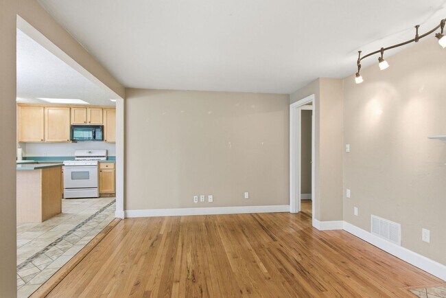 Building Photo - Modern & Cozy Spokane Retreat | Prime Location Near South Hill