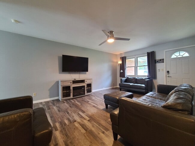 Building Photo - 2195 W Glenlord Rd