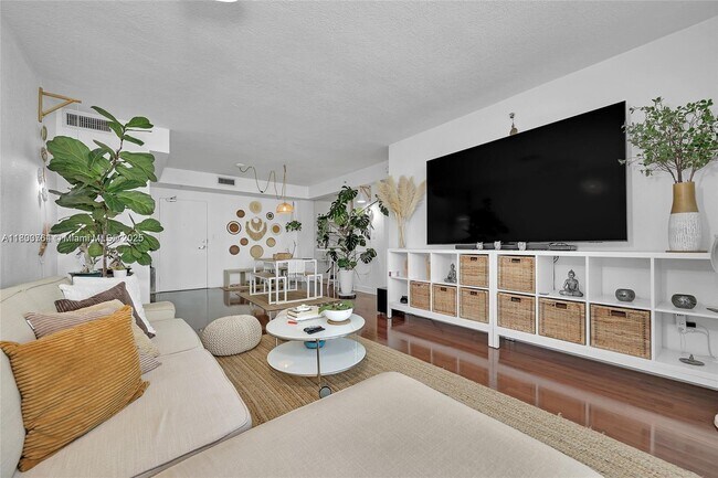 Building Photo - 7501 E Treasure Dr