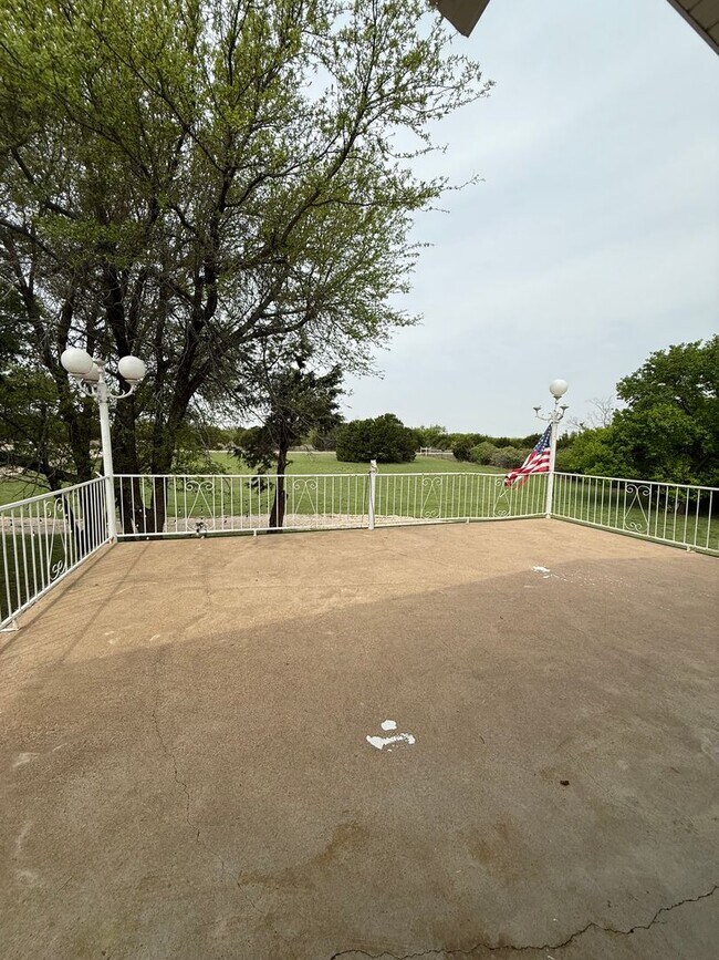 Building Photo - COMING SOON 4/2 with Acreage & BONUS SPACE