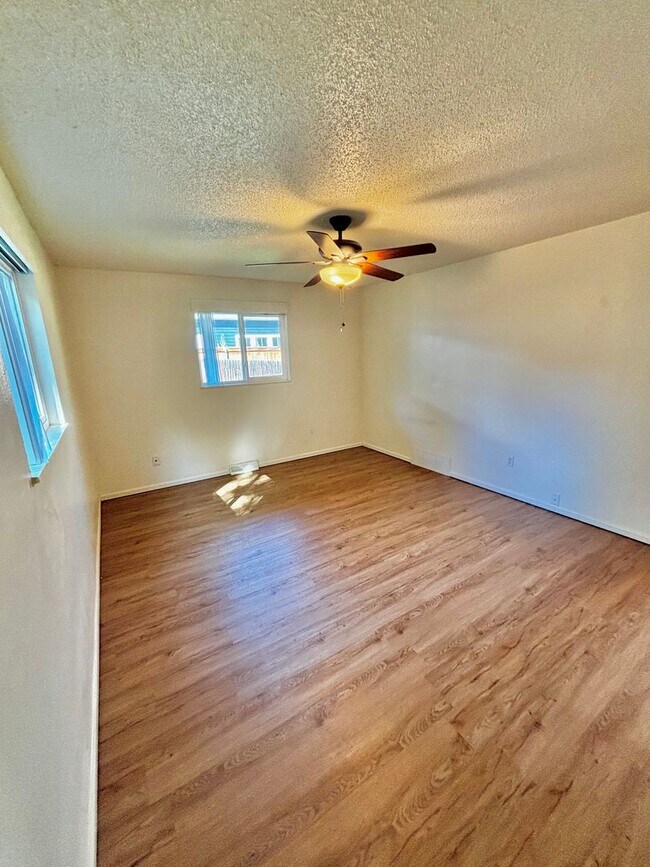 Building Photo - 3512-3512 Holland Ct