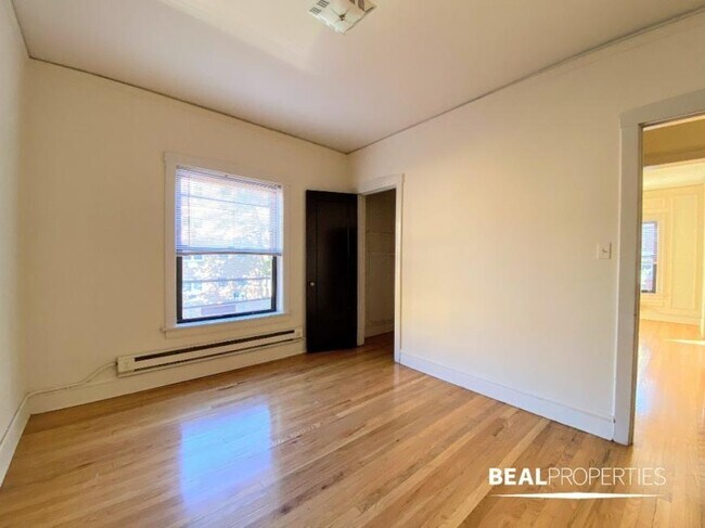 Building Photo - 1 bedroom in EVANSTON IL 60202