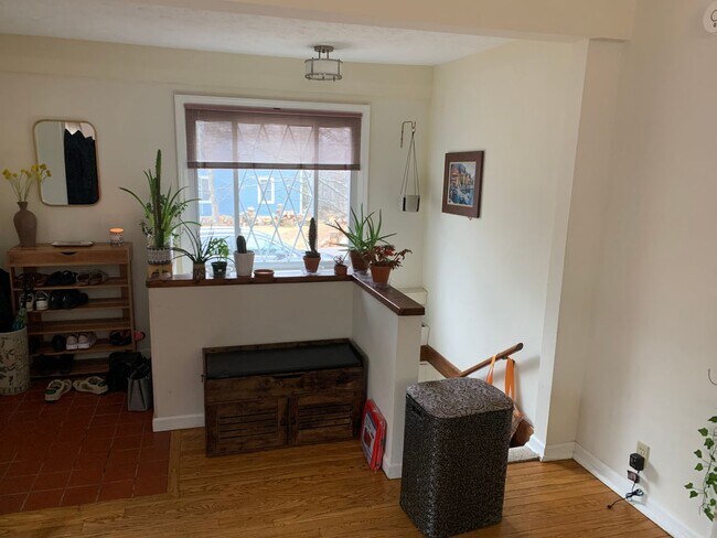 Building Photo - 3 bd/1.5 bath Charming Home just 4 blocks from IU Jacob's School of Music - Available August 2026!