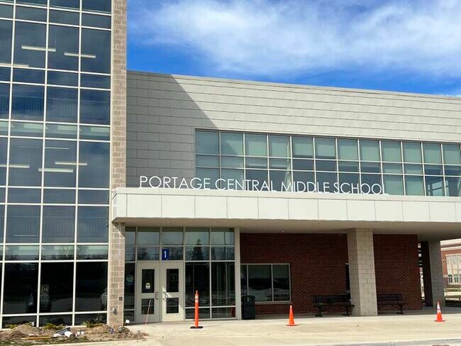 Building Photo - 422 W Melody Ave