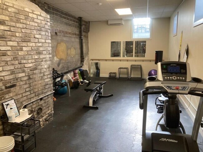 Building Photo - 612