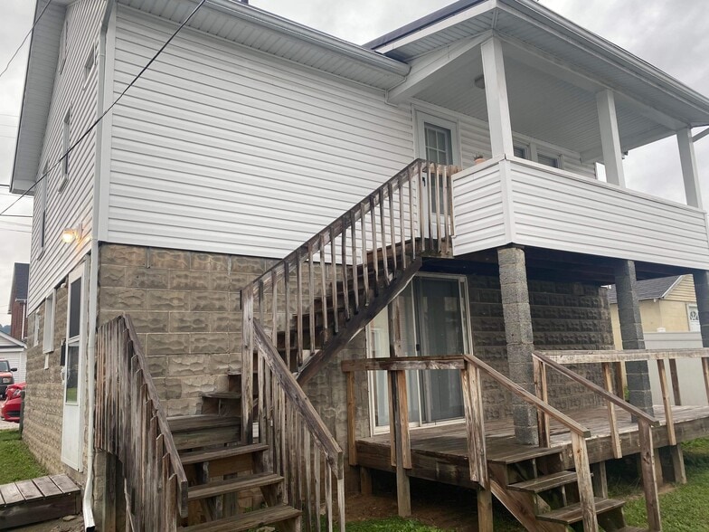 Building Photo - 215 5th Ave