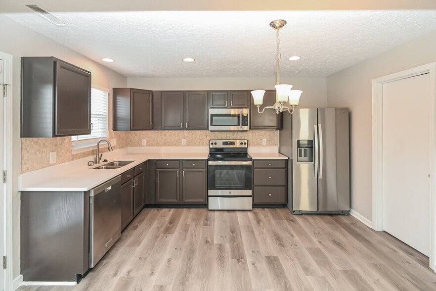 Building Photo - 831 Littleton Dr