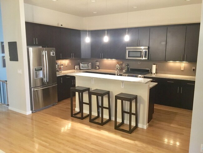Building Photo - Lovely and Light Open Concept Louisville Home for Lease!