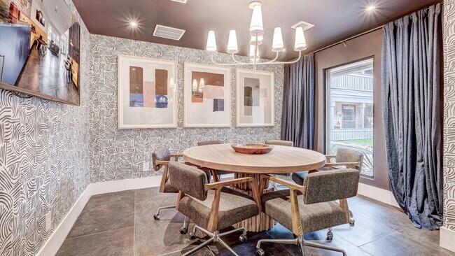 Building Photo - 2501 Oak Hill Cir