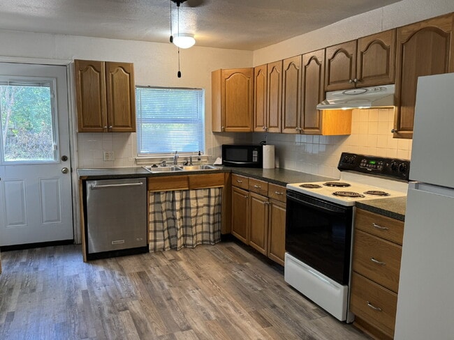 Building Photo - Charming 3 Bed, 1 Bath Home