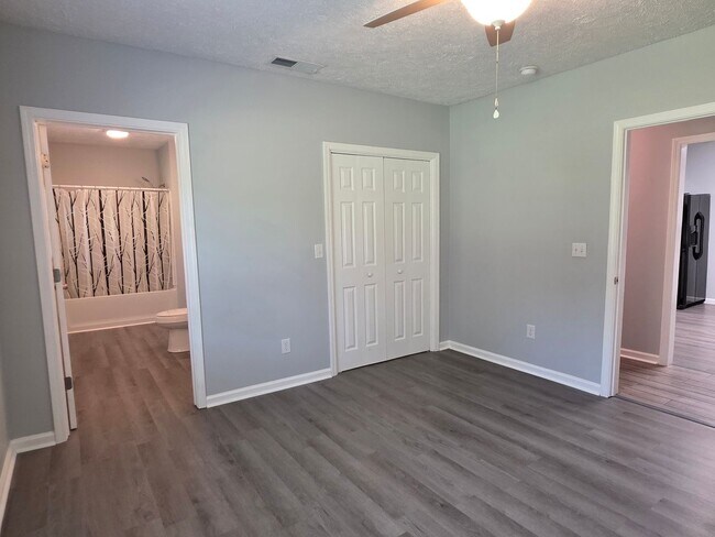 Building Photo - Country Living with Beautiful Oak Trees on Acreage!