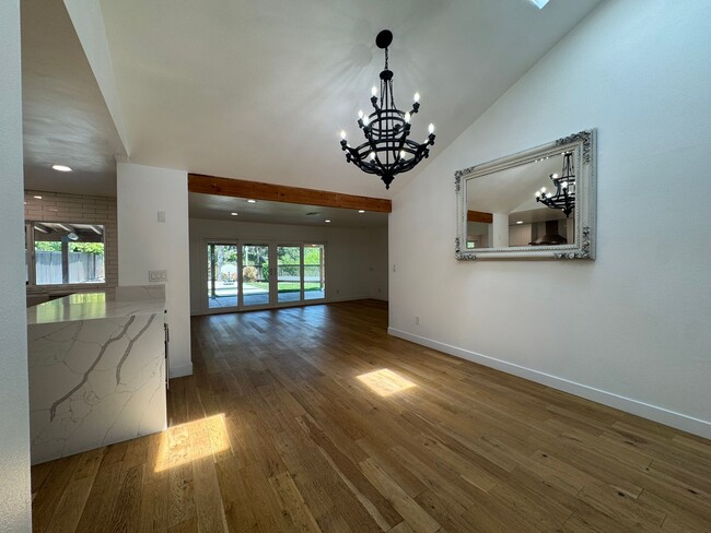 Building Photo - STUNNING Pool/Spa Single Story house with ...