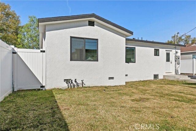 Building Photo - 14448 Pinney St