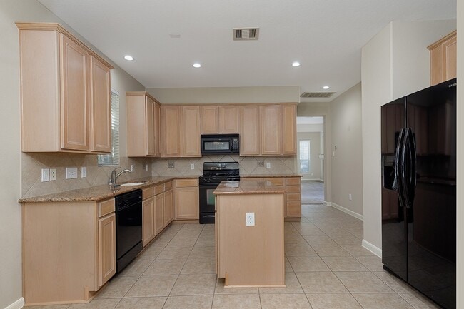Building Photo - 50 E Pipers Green St