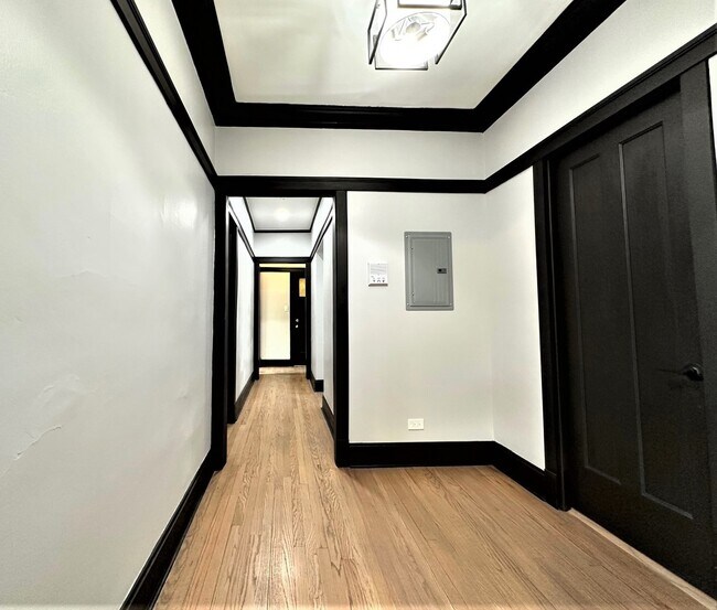 Building Photo - 1400 W Summerdale Ave