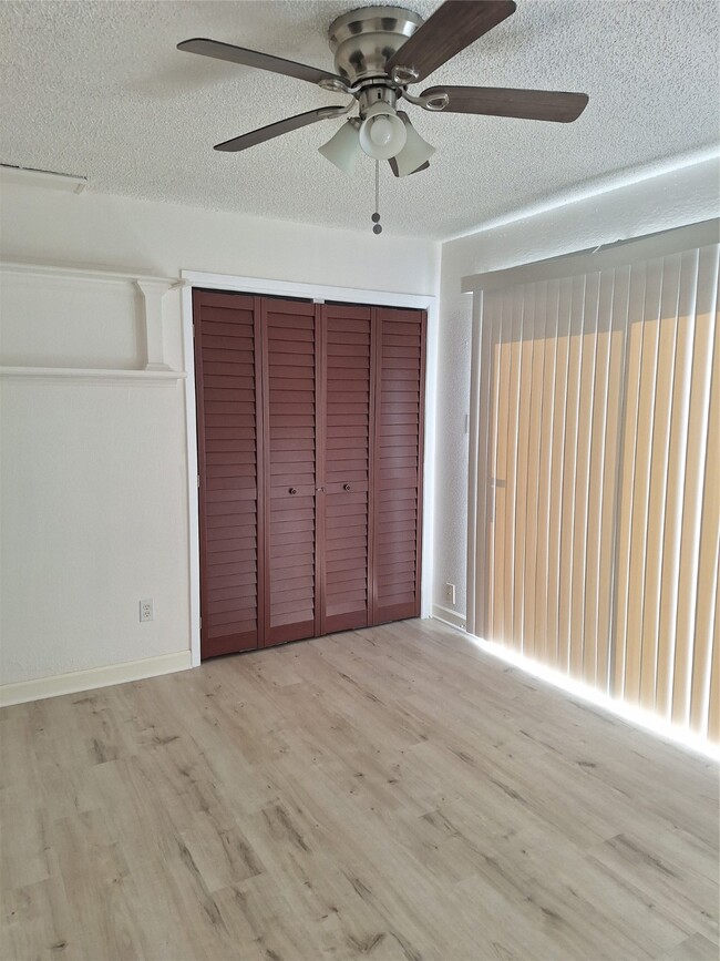 Building Photo - 4030 Knoll Glen Dr