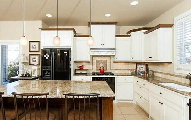 Building Photo - 2590 E Carnation Ct