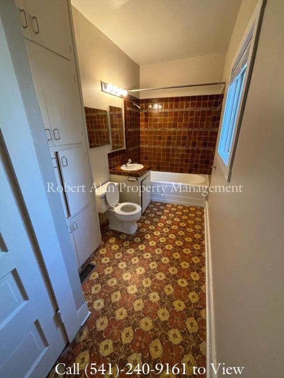 Building Photo - 207 NW 5th St