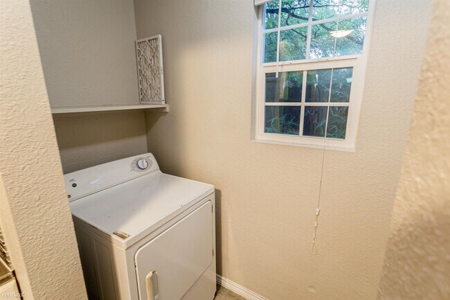 Building Photo - 2 br, 1 bath 4plex - 1220 Southport Dr A A