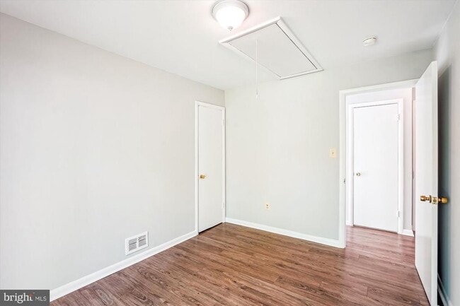 Building Photo - 224 N Van Buren St