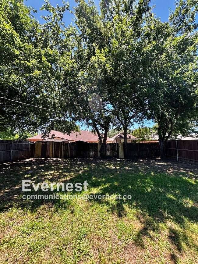 Building Photo - 698 Buttercup Dr