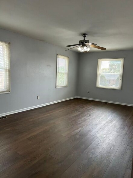 Building Photo - 991 Manor Ln