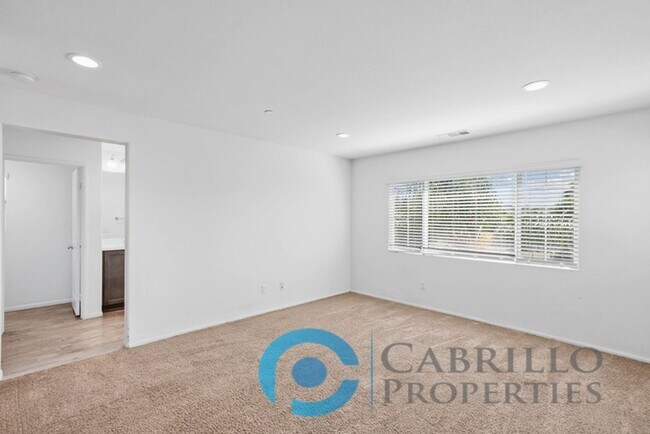 Building Photo - Spacious 3 bedroom Home w/2 car Garage in ...