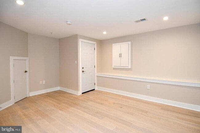 Building Photo - 901 Lawrence St NE