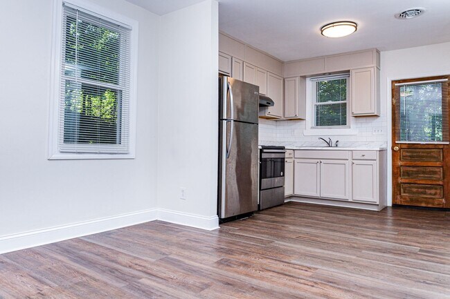 Building Photo - New Listing!