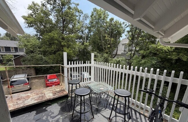 Building Photo - Cozy 1 Bedroom Apartment close to Aggieville!