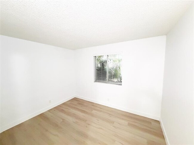Building Photo - 709 Gardens Dr