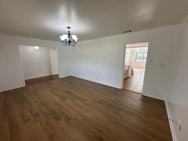 Building Photo - 2213 Suanne Dr