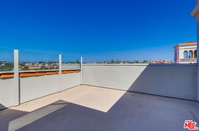 Building Photo - 230 S Catalina Ave