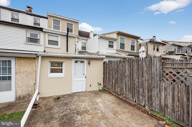 Building Photo - 354 E 6th Ave