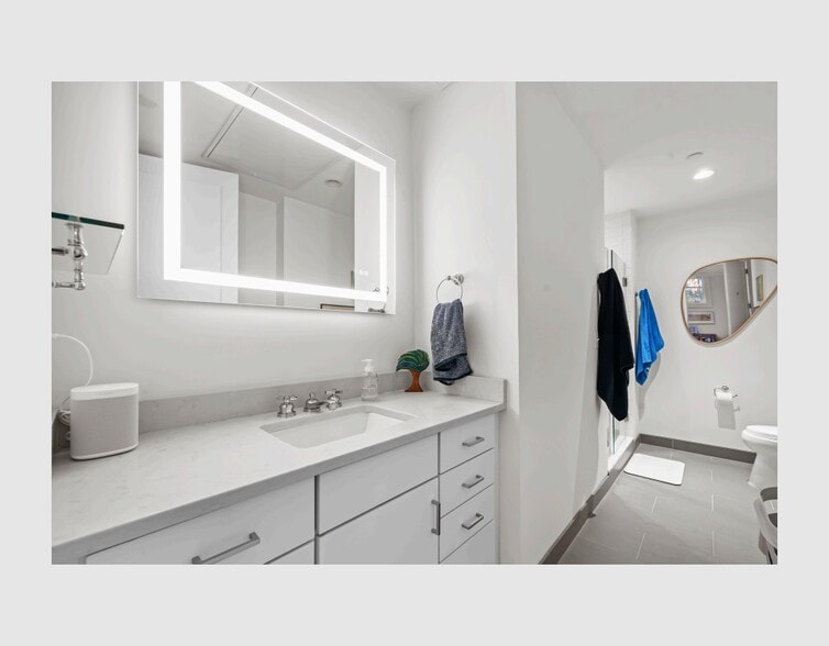 Building Photo - 901 D St NE