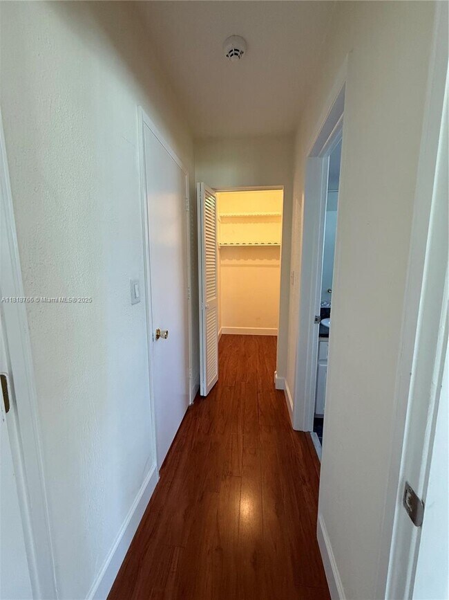 Building Photo - 1721 NE 48th Ct