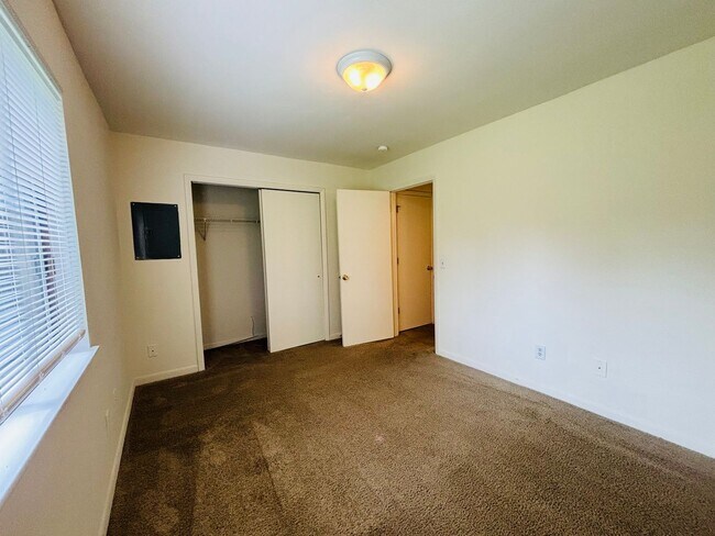 Building Photo - 503 Sunridge Dr