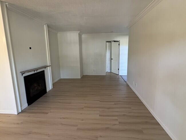 Building Photo - Updated Lauriedale 1 bd/1 ba Condo | Cats Welcome | Pools, Gym & Covered Parking | 10' x 10' Stor...