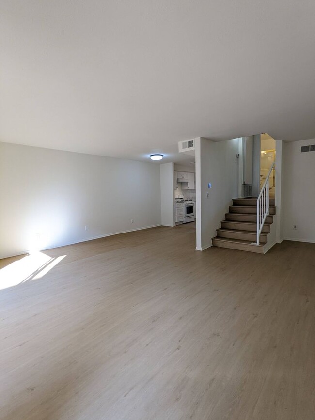 Building Photo - Spacious modern and renovated One Bedroom ...