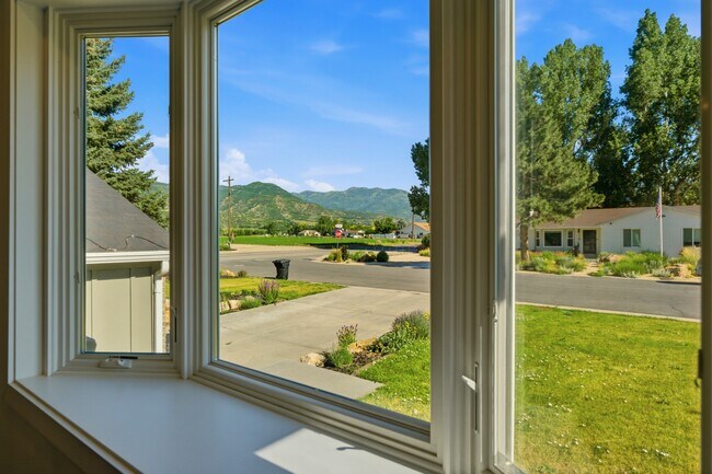 Building Photo - 12 E 500 S