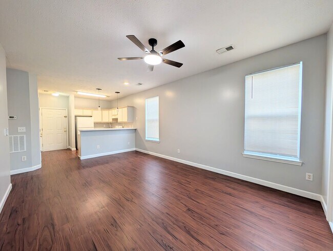 Building Photo - 484 River Oaks Dr