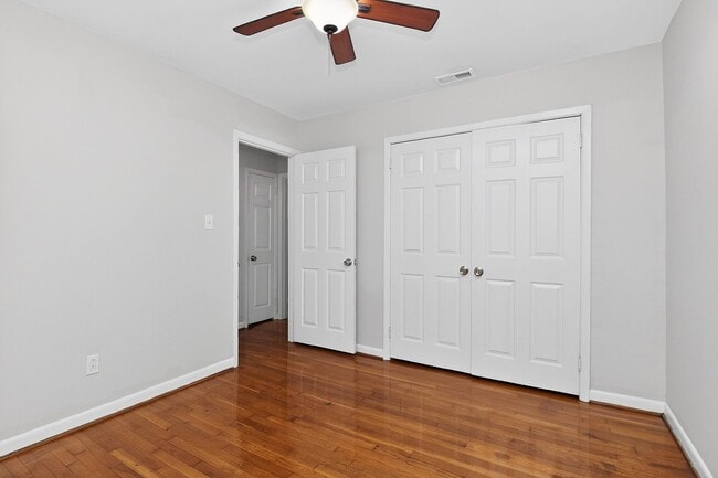 Building Photo - Spring Rent Special on this Adorable Two Bedroom Apartment Near Cotswold!
