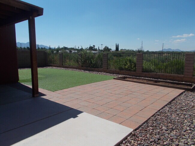 Building Photo - 4 Bedroom Home