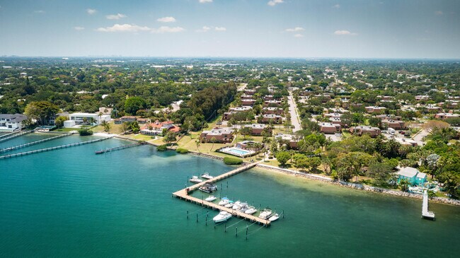 Building Photo - 825 Center St