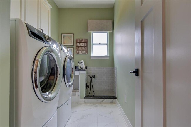 Building Photo - 3328 Pace Dr