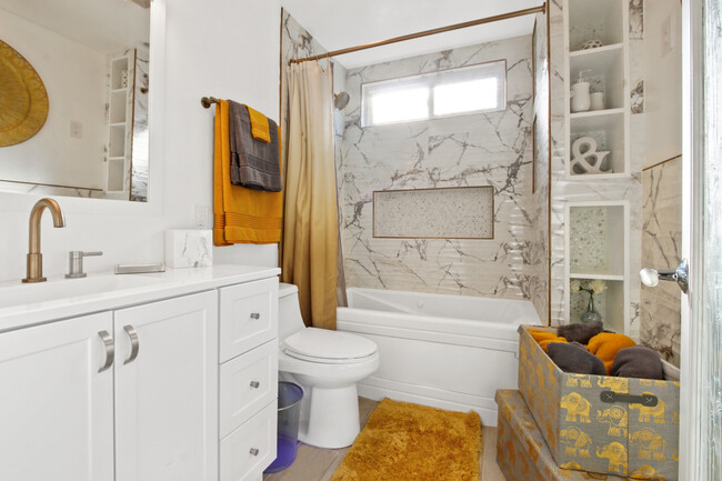 Downstairs Bathroom - 1107 Woodbury Dr